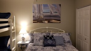 1 habitación, colchones con pillow-top y tabla de planchar con plancha