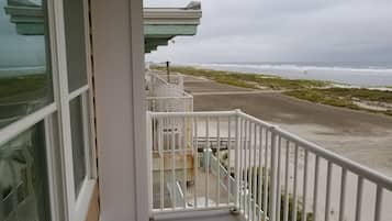 Un balcon avec vue sur la plage et l’océan.