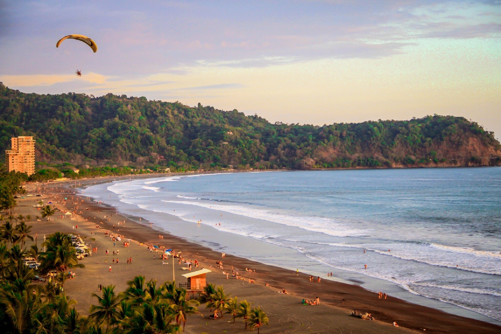 Na praia, espreguiçadeiras, toalhas de praia 