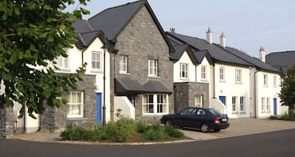 Bunratty West No 40011 - sleeps 6 guests in 3 bedrooms