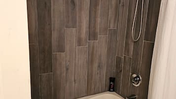 Ensemble douche/baignoire, sĂšche-cheveux, serviettes fournies, savon