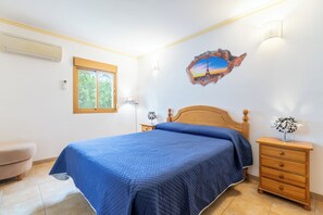 4 bedrooms, desk, iron/ironing board, free WiFi