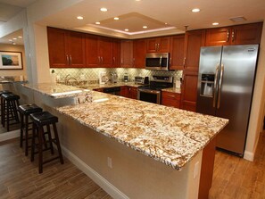 冷蔵庫、電子レンジ、オーブン、コンロ