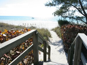 På stranden