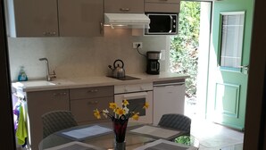 A modern kitchen with a dining area. - In the heart of the Luberon Luxury apartment with private heated pool in a quiet  (Reillanne)