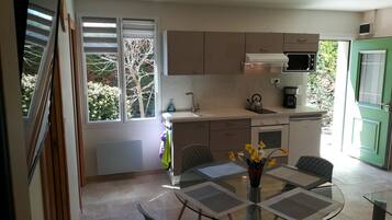 Een koelkast, een microgolfoven, een oven, een kookplaat