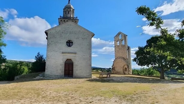 A historical building with a bell tower and a central structure, surrounded by trees and a clear sky. - In the heart of the Luberon Luxury apartment with private heated pool in a quiet  (Reillanne)