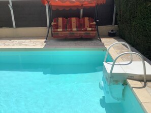 Utomhuspool och uppvärmd pool