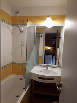 Badewanne, Haartrockner, HandtĂŒcher