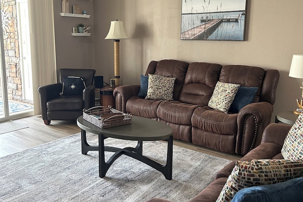 Family room w/flex steel sofa/love seat