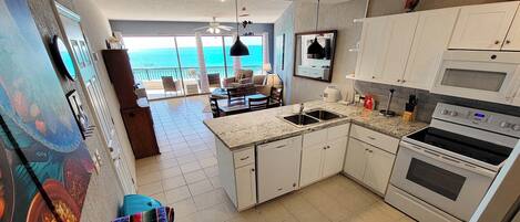 冷蔵庫、電子レンジ、オーブン、コンロ