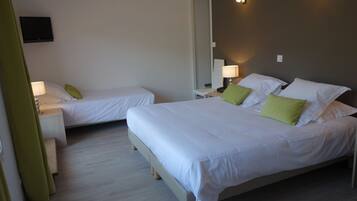 Habitación triple superior, Terraza | Ropa de cama de alta calidad, minibar, escritorio y insonorización