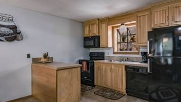 Frigorífico, microondas, horno y placa de cocina