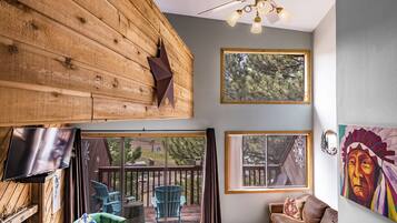 Ălytelevisio, takka, DVD-soitin, kirjoja