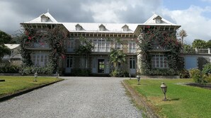 Un edificio grande e histórico con fachada simétrica, varios balcones y una entrada central.