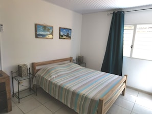 1 quarto, ferros/tábuas de passar roupa, berço de viagem