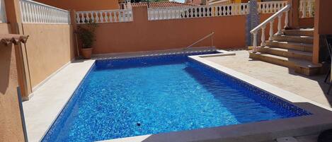 Una piscina al aire libre