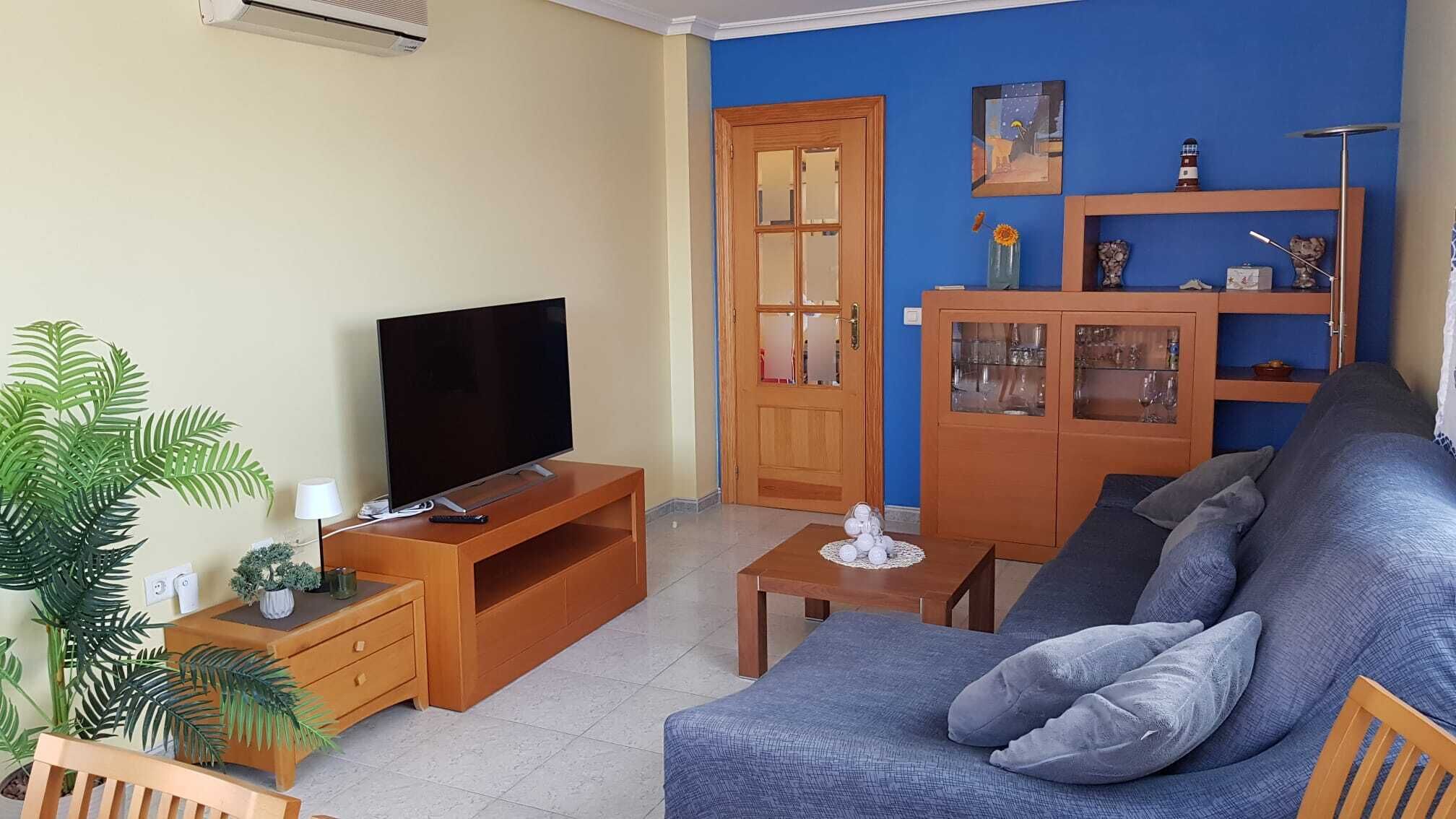 Een smart-tv, boeken en een stereo