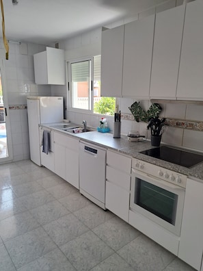 Frigorifero, microonde, forno, piano cottura