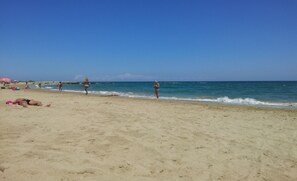 Beach nearby, sun loungers, beach towels