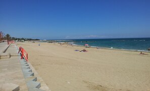 Beach nearby, sun loungers, beach towels