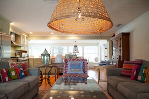 Smart-TV, DVD-spiller, bøker og musikkbibliotek