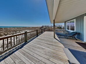 Terrace/patio - Sea Paradise Cottage | Oceanfront + Sun Deck (Topsail Beach)