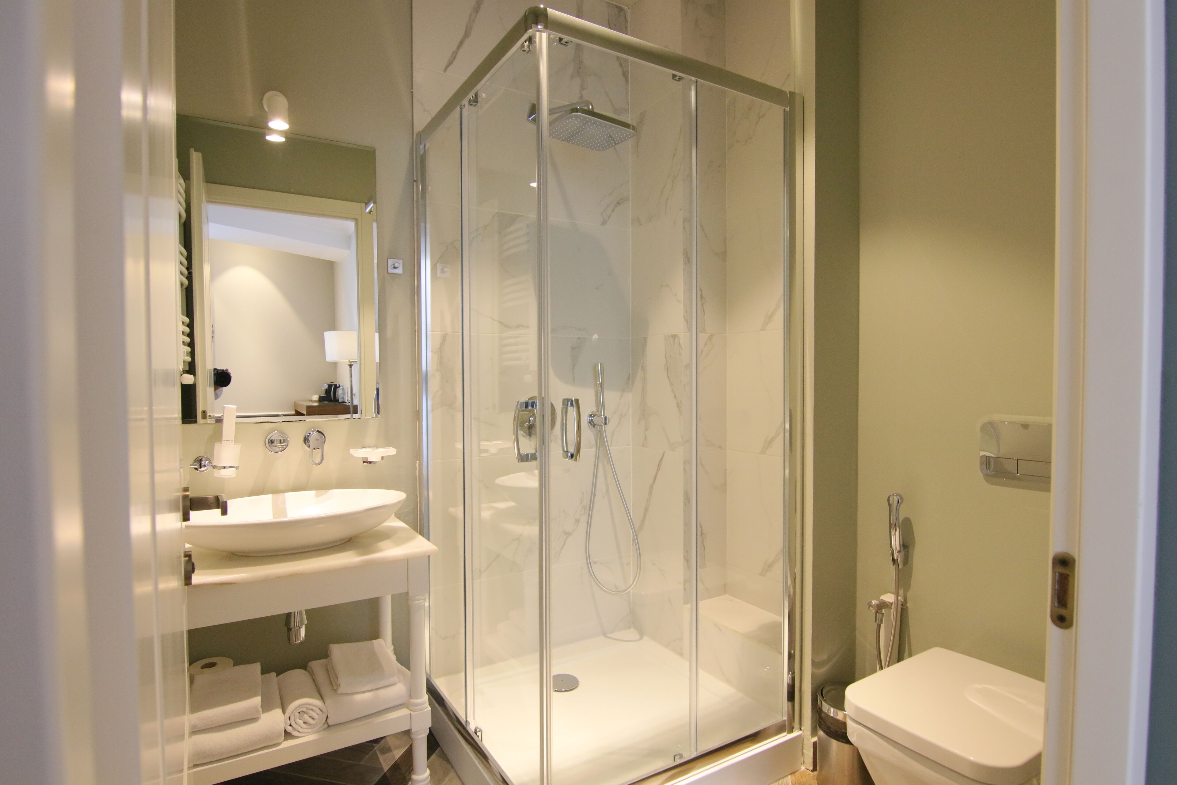 standard double room | bathroom | free toiletries, hair dryer, bathrobes, slippers