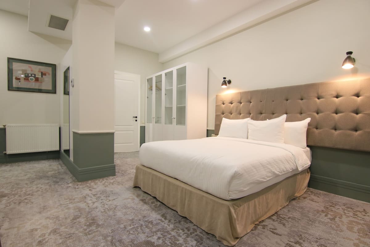 Family Quadruple Room | Premium bedding, in-room safe, desk, laptop workspace