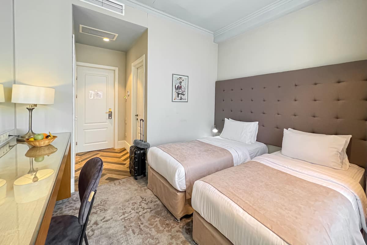 Standard Twin Room | Premium bedding, in-room safe, desk, laptop workspace