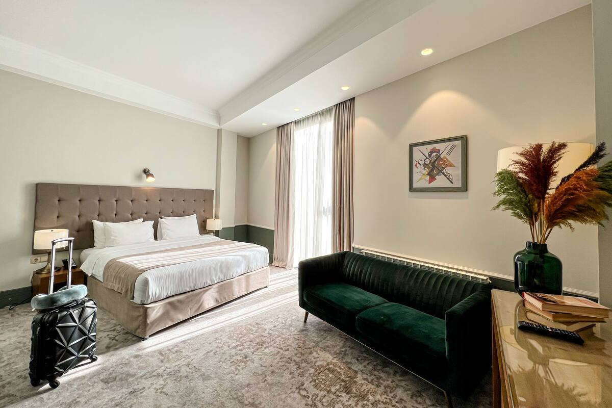 Suite | Premium bedding, in-room safe, desk, laptop workspace