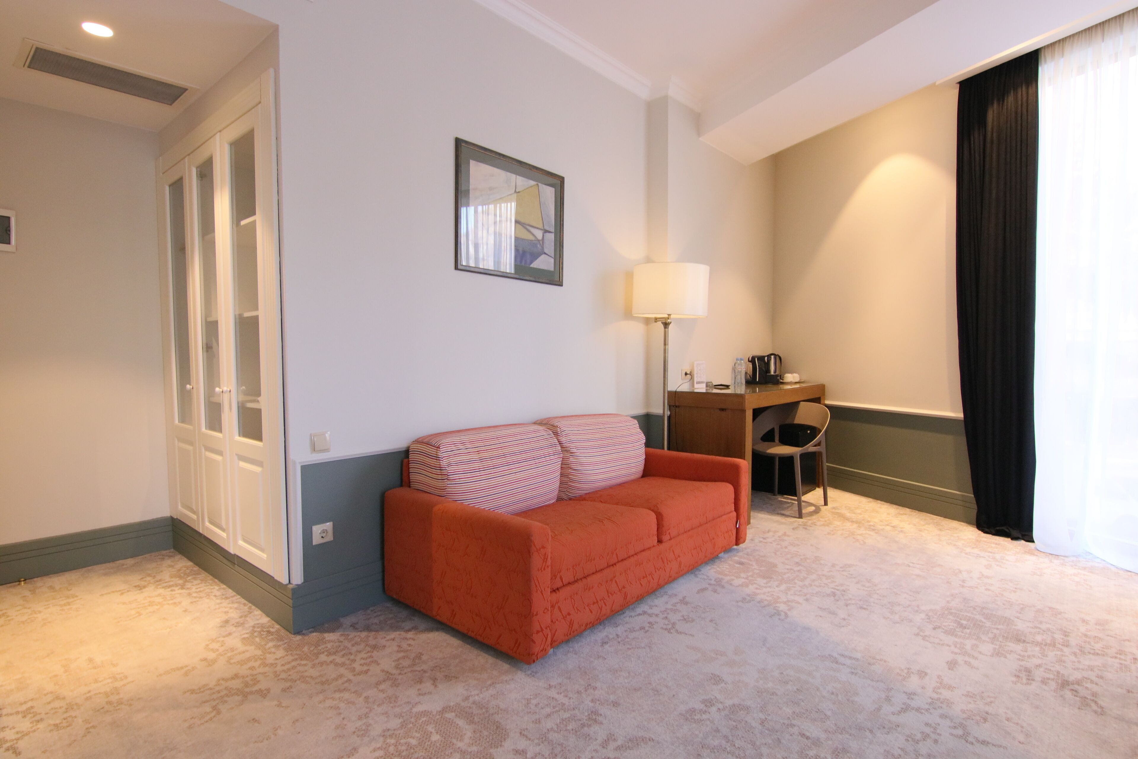 premium bedding, in-room safe, desk, laptop workspace