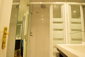 Apartamento, 1 habitación | Baño | Ducha, artículos de higiene personal gratuitos, toallas y jabón