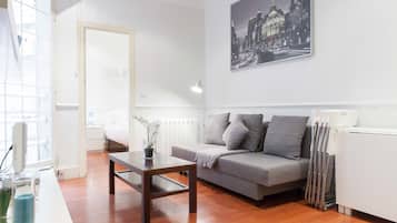 Apartamento, 1 habitación | Sala de estar | Una televisión de pantalla plana