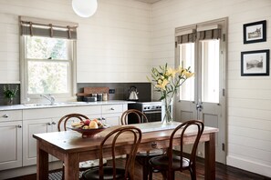 Fridge, microwave, oven, stovetop - The Tailor's Cottage, Kangaroo Valley (Kangaroo Valley)