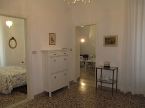 1 habitación, tabla de planchar con plancha, wifi y ropa de cama