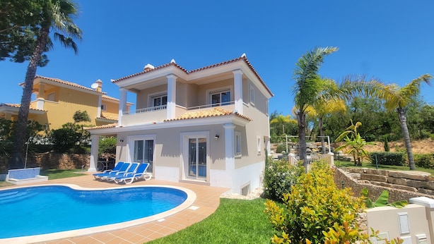 A two-story house with a swimming pool, a balcony, and a garden. - Very nice house fully equipped, wonderful terrace with garden, garage (VILAMOURA)