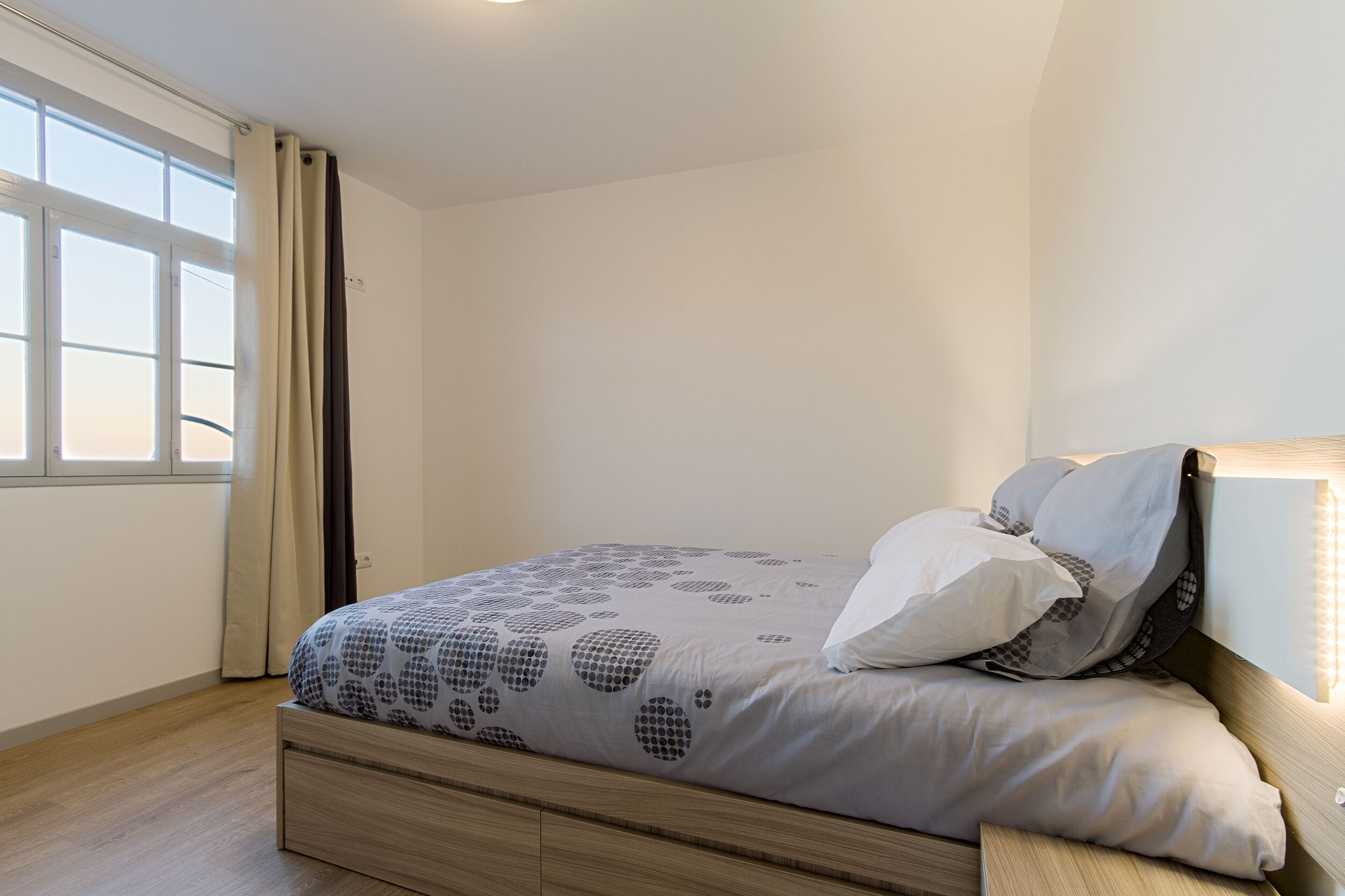 1 slaapkamer, een strijkplank/strijkijzer, gratis wifi, beddengoed