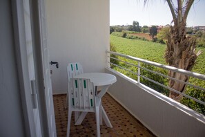 Outdoor dining - Charming villa, Harhoura, Rabat (Harhoura, Rabat)