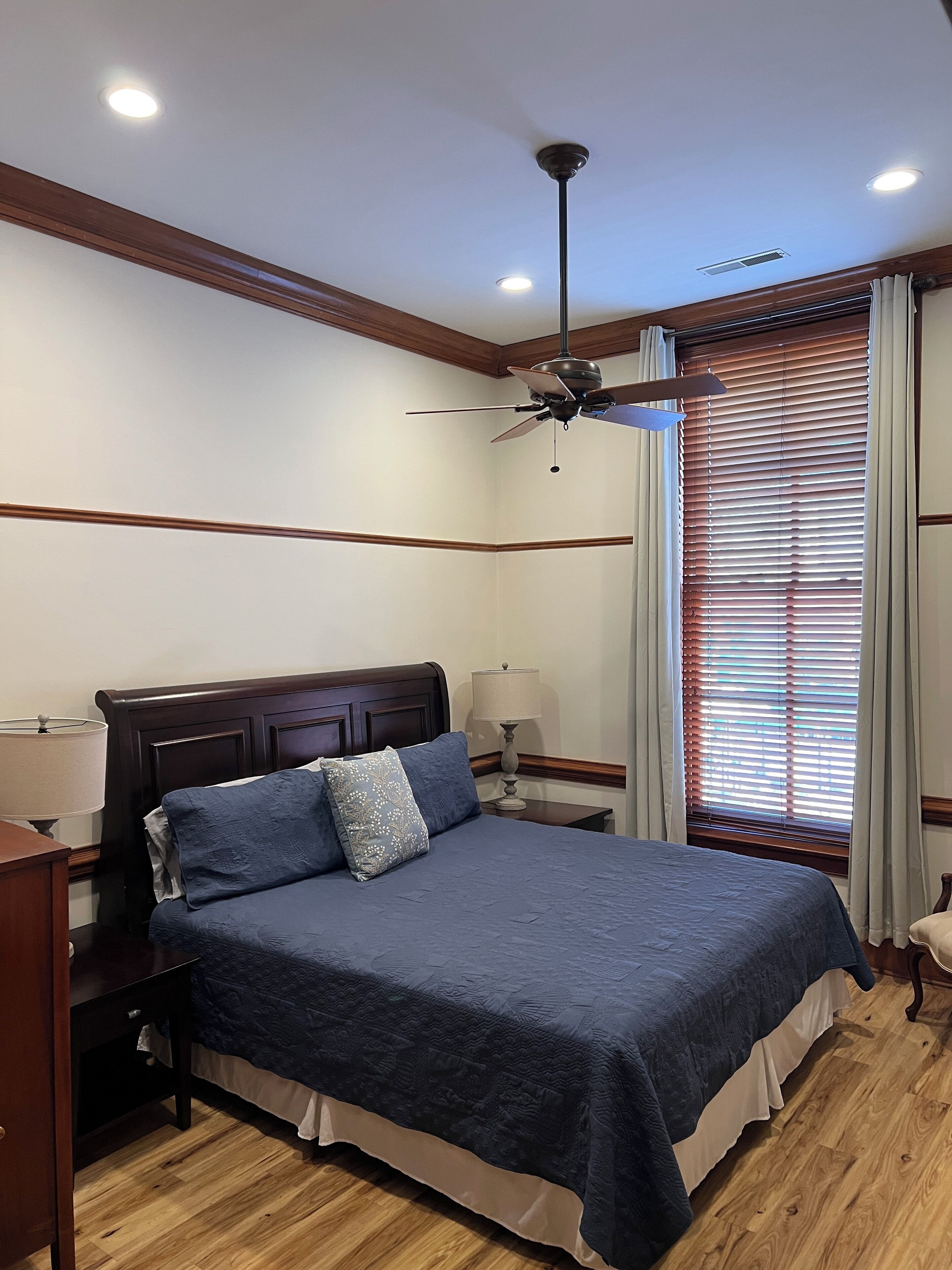 2 slaapkamers, een strijkplank/strijkijzer, gratis wifi, beddengoed