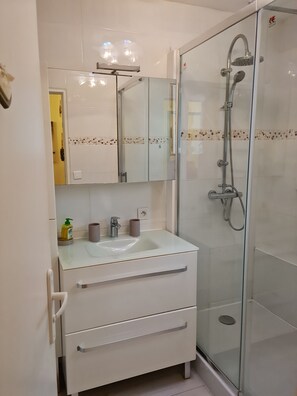 Dusche, Haartrockner, Handtücher, Seife