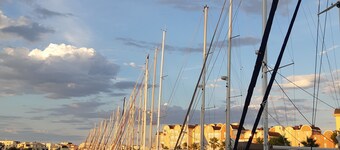 Villa soleada cerca del pueblo de Gruissan, playa y puerto