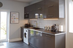 Køleskab, mikrobølgeovn, ovn, kogeplade