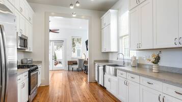 Refrigerador, microondas, parrilla de estufa y lavavajillas