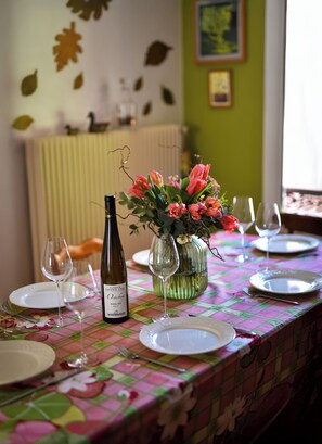 Dining - Cosy and quiet gîte with a paved courtyard planted with flowers, 5 minutes from the center. (Ribeauvillé)