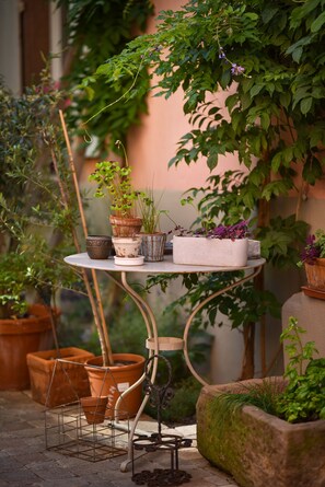 Outdoor dining - Cosy and quiet gîte with a paved courtyard planted with flowers, 5 minutes from the center. (Ribeauvillé)