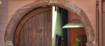 Lodging klassifisert 4 * koselig, romslig og rolig, i en blomstrende og brosteinsbelagt gårdsplass