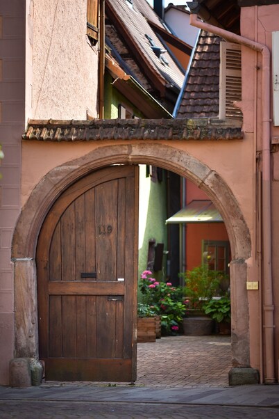 Cosy and quiet gîte with a paved courtyard planted with flowers, 5 minutes from the center.