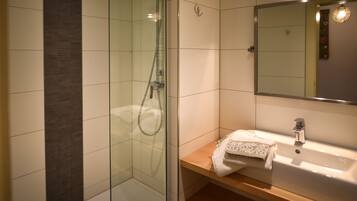 Douche, sĂšche-cheveux, papier toilette