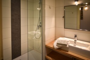 Chuveiro, secador de cabelo, papel higiênico